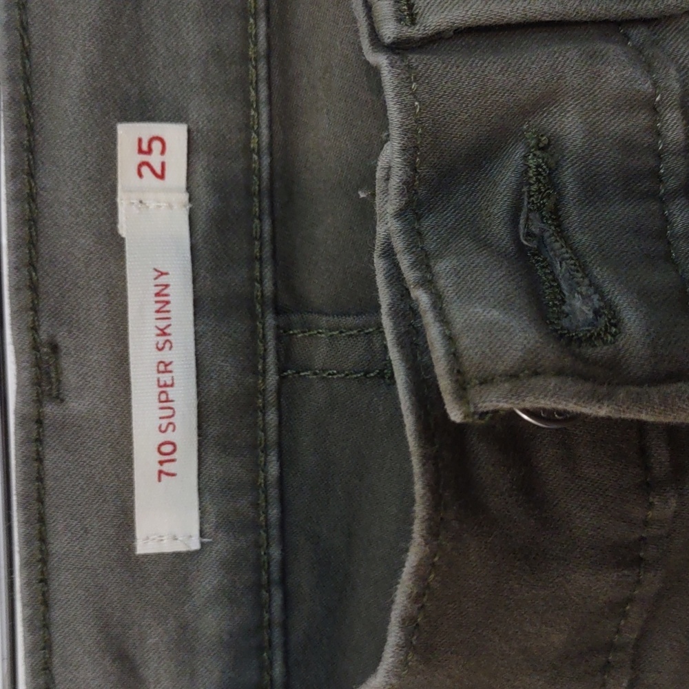 SLIGHTLY USED LEVIS COLOR OLIVE 710 SUPER SKINNY SIZE 25 AS SEEN IN PHOTOS - Picture 2 of 10